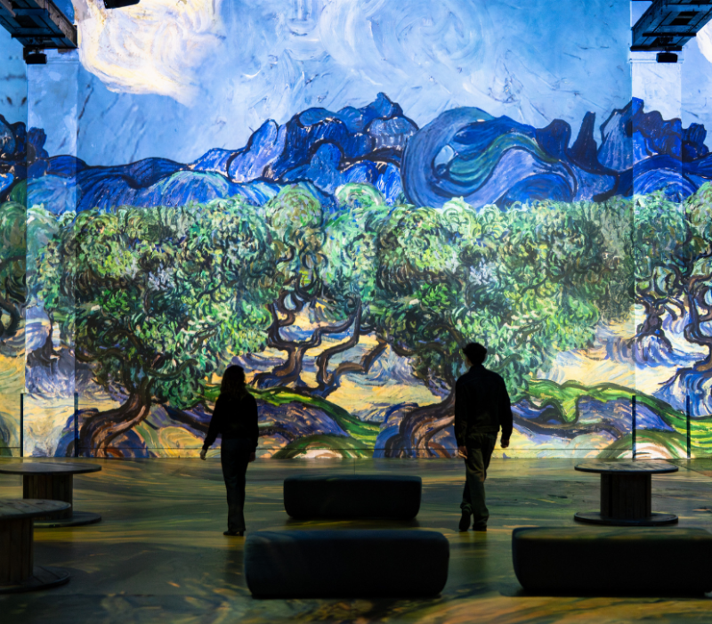 Visiteurs explorant une galerie d’art abstrait contemporain dans un musée parisien renommé, mettant en lumière l’art français